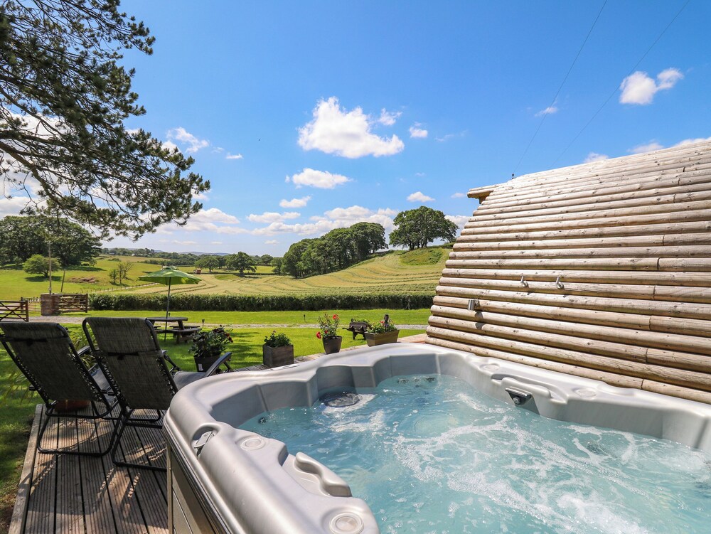 Pine Lodge — 4-Star Luxury Hotel in Llanddeusant, United Kingdom