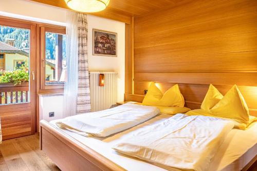 Cesa Soramurat Appartamento 5 6 — 4-Star Luxury Hotel in Canazei, Italy