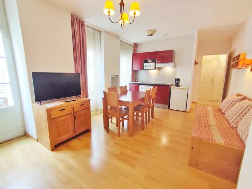 Ostal T3 Centre Luchon Wifi Casier a Skis Ascenseur 6 Personnes in Bagneres-De-Luchon, France