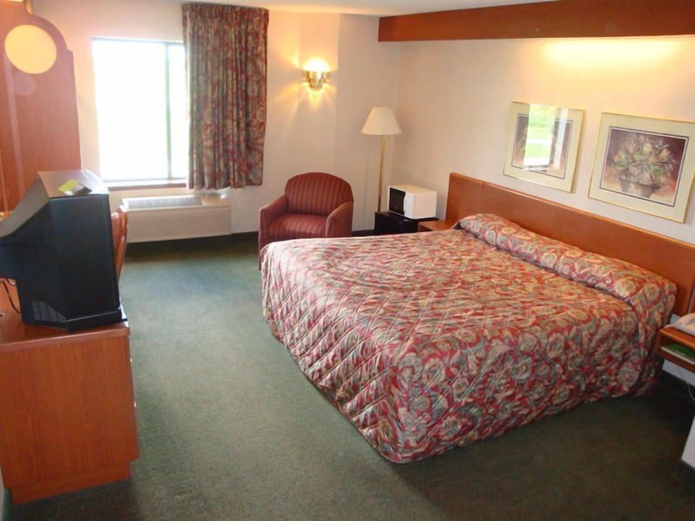 Syracuse Inn & Suites - photo 12