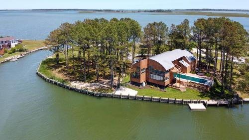 Sunrise Shore Waterfront with private pool & hot tub in Chincoteague, United States