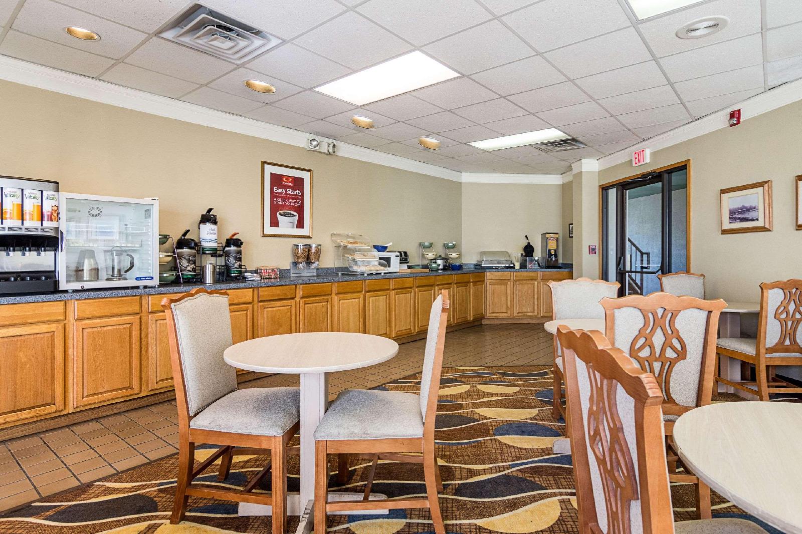Econo Lodge - photo 20