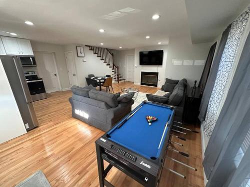 Modern Luxury Home With Fireplace & Game Room — 4-Star Luxury Hotel in Brockton, United States