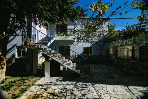 Bujtina Leon's Apartments — 4-Star Luxury Hotel in Korce, Albania