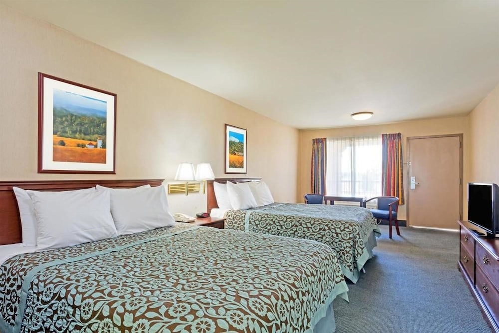 Days Inn by Wyndham Fontana Rialto - photo 4