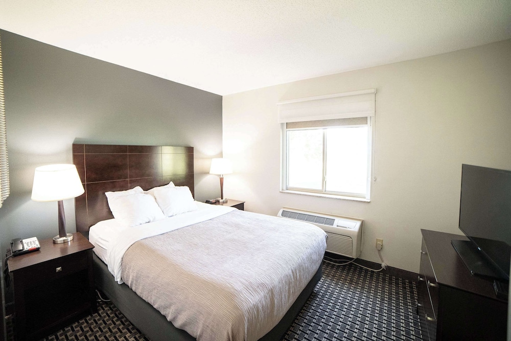 Quality Inn & Suites Watertown near Prairie Lakes Ice Arena - photo 34