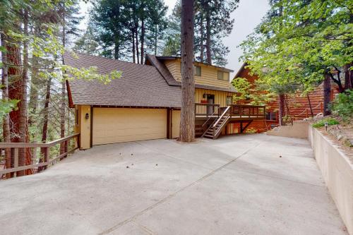 Rocky Pines — 4-Star Luxury Hotel in Lake Arrowhead, United States