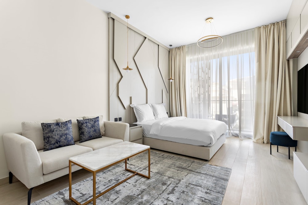 Cosy Studio Apartment With Pool gym Game Room — 4-Star Luxury Hotel in Dubai, United Arab Emirates