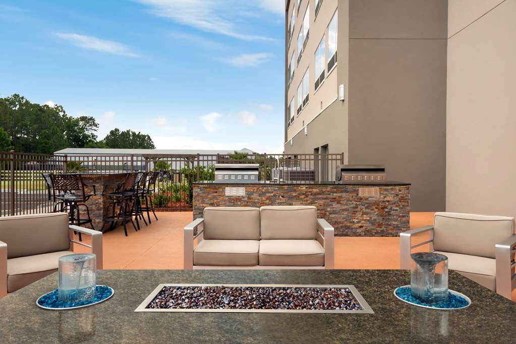 La Quinta Inn & Suites by Wyndham Brunswick Golden Isles - photo 5