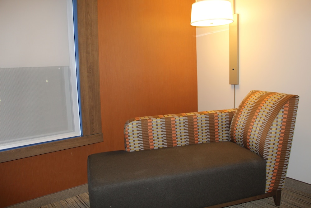 Holiday Inn Express & Suites Phoenix Airport North by IHG - photo 17