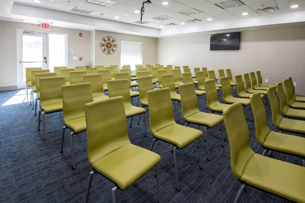 Holiday Inn Express Hotel & Suites Kansas City Grandview by IHG - photo 44