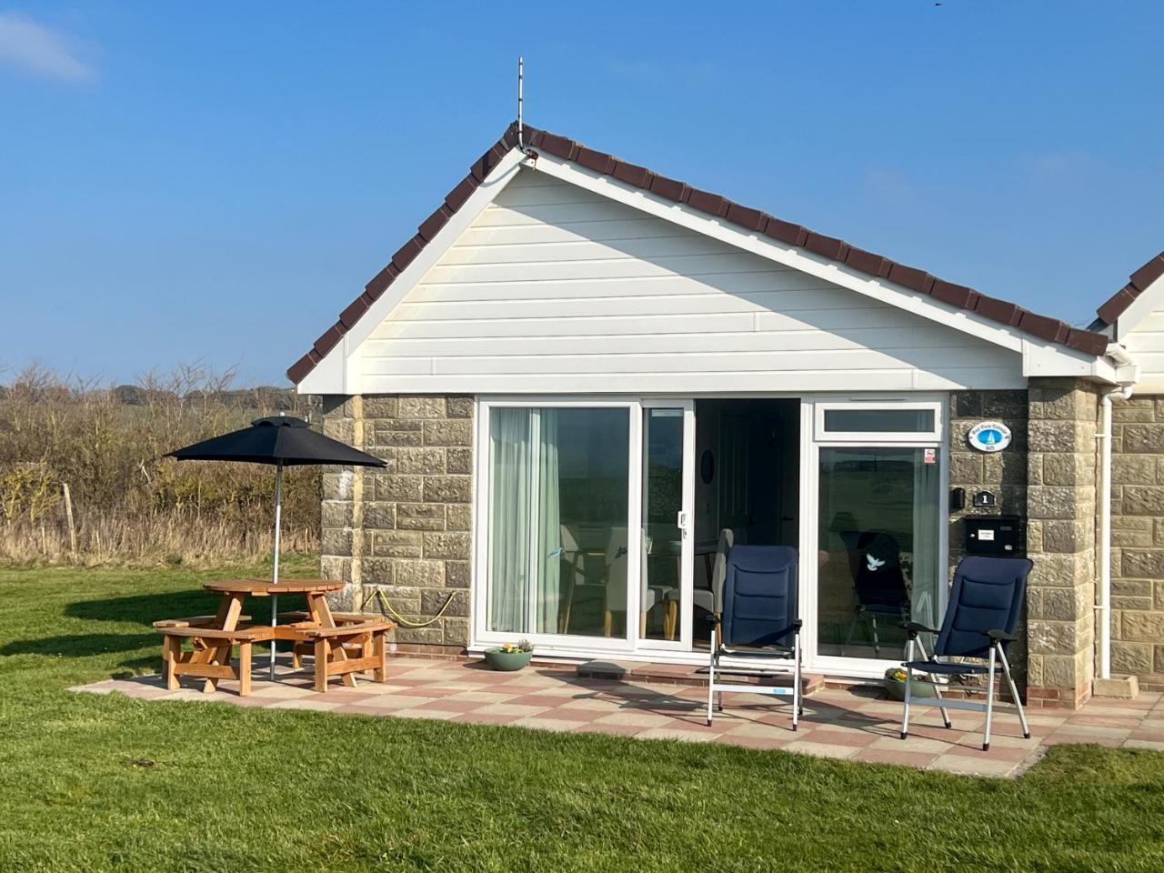 BAYVIEW self catering coastal bungalow in rural West Wight — 4-Star Luxury Hotel in Freshwater, United Kingdom
