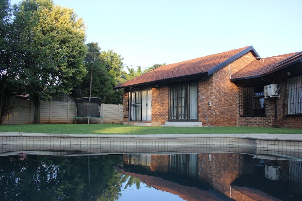 Chic & Serene 1 Bed Haven in Roodepoort — hotel in Roodepoort