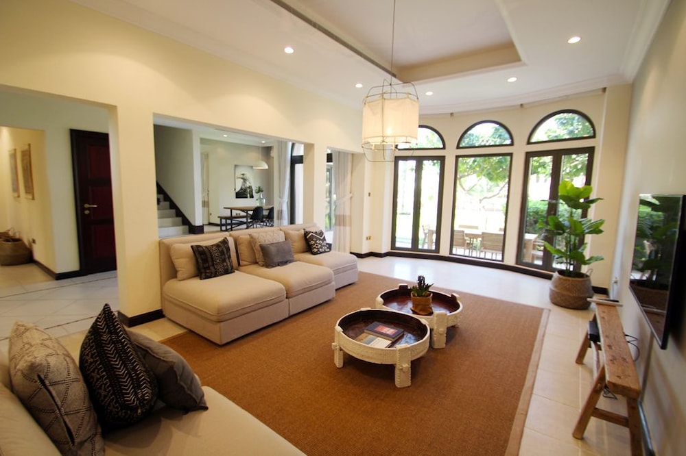 Kennedy Towers Canal Cove N — 4-Star Luxury Hotel in Dubai, United Arab Emirates