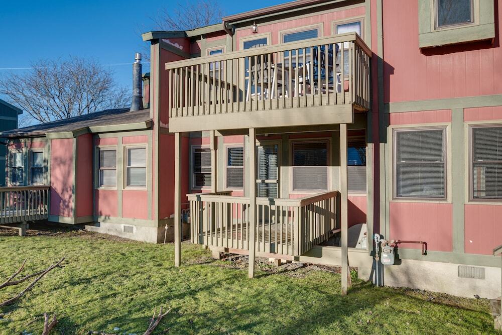 Chic Greek Peak Ski Resort Townhome w Balconies — hotel in Cortland