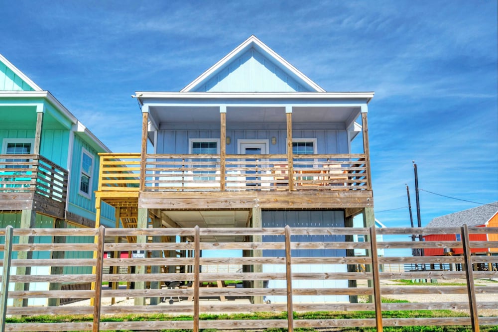 Group Getaway w Pool Boat Dock 2 Homes Laguna Village Retreat by AvantStay — 4-Star Luxury Hotel in Corpus Christi, United States