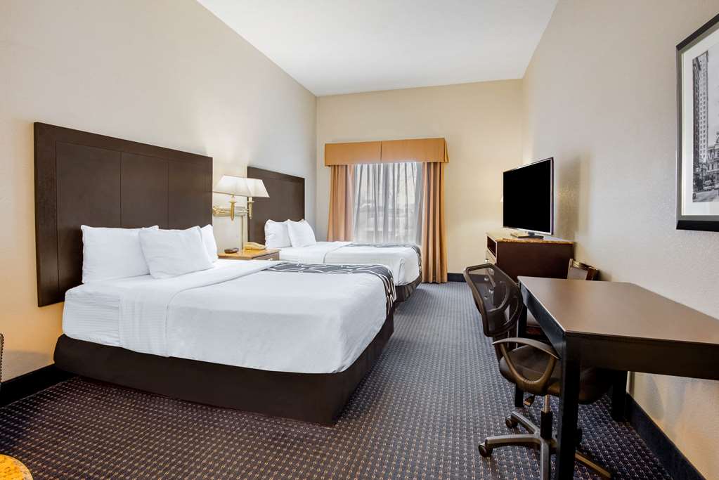 La Quinta Inn & Suites by Wyndham Mt. Laurel Philadelphia - photo 27