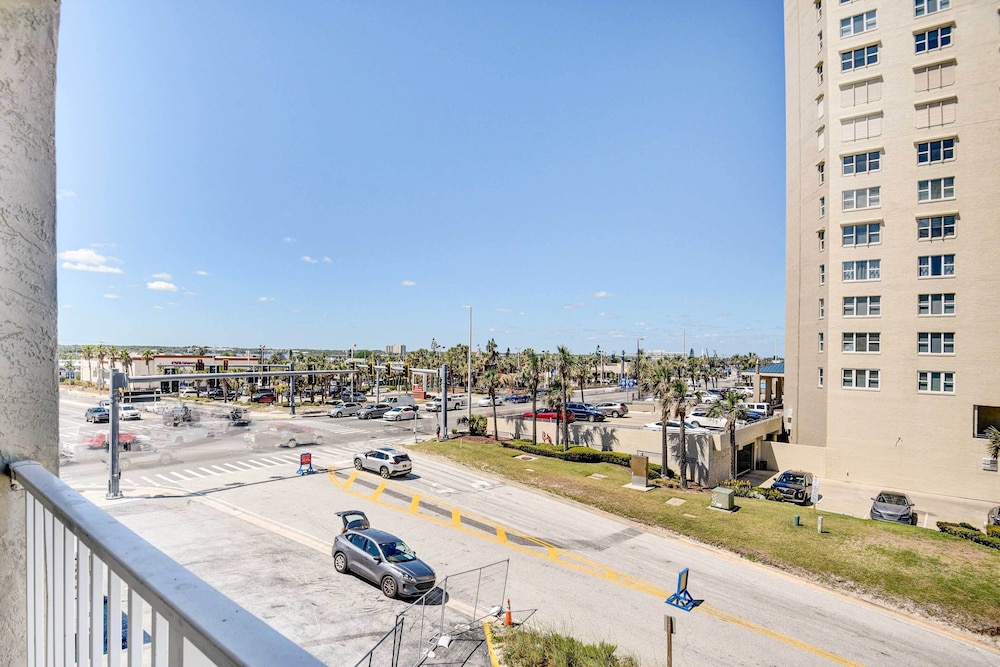 Daytona Beach Studio with Balcony and Ocean View - photo 8