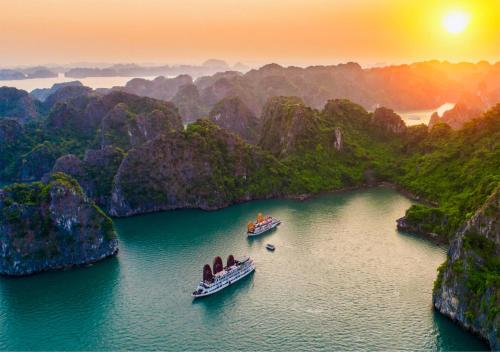Halong Arcadia Cruise — 5-Star Luxury Hotel in Ha Long, Vietnam