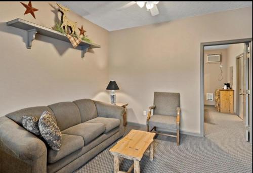 Southfork Lodge Riverside Inn - photo 17