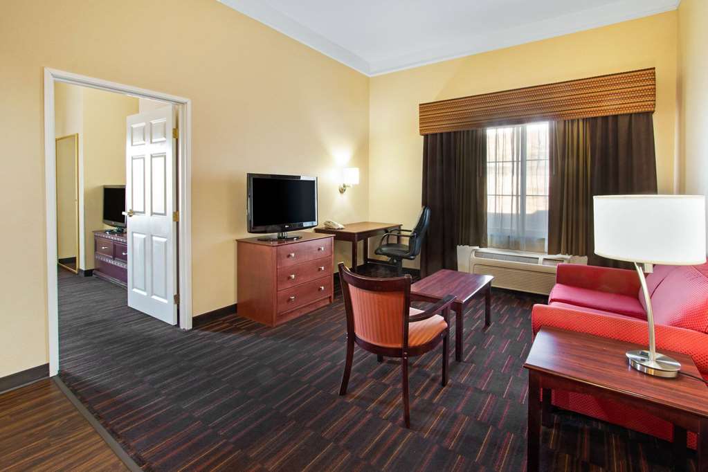 La Quinta Inn & Suites by Wyndham Albuquerque Midtown - photo 19
