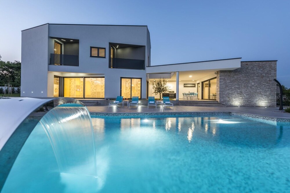 Contemporary Villa Nada with Pool and Sauna — 4-Star Luxury Hotel in Tinjan, Croatia