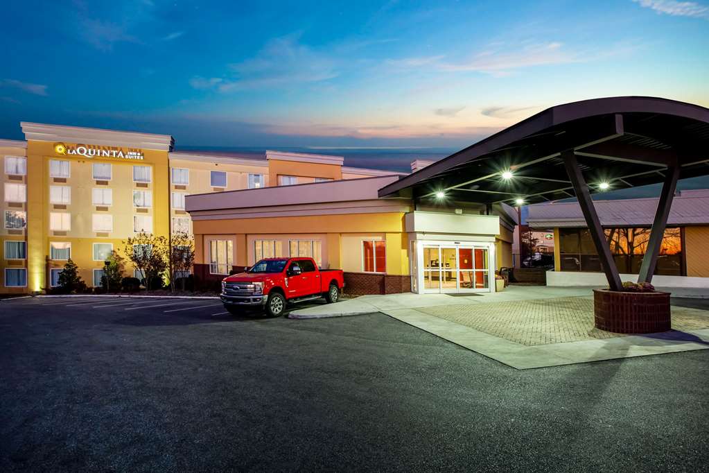 La Quinta Inn & Suites by Wyndham Lynchburg at Liberty Univ. - photo 4