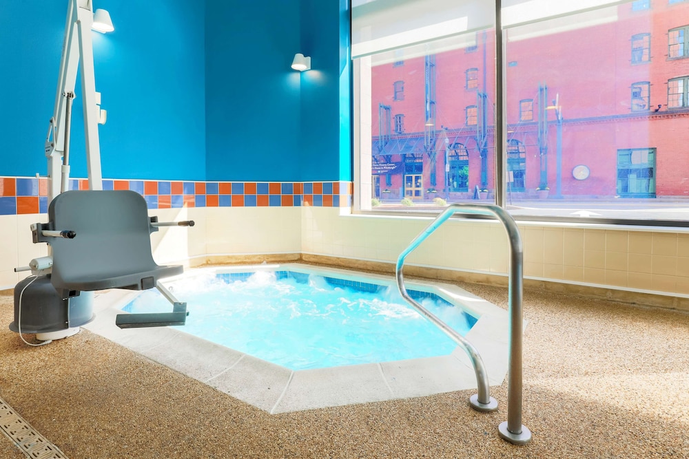 Hampton Inn & Suites Pittsburgh Downtown - photo 29