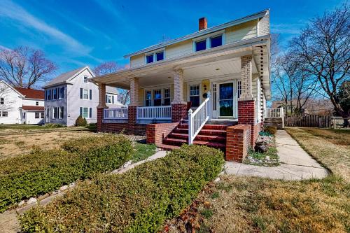 Century Old Small Town 4br With Great Yard Porch — Hebron