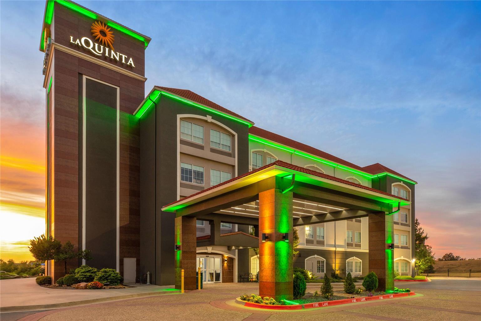 La Quinta Inn & Suites by Wyndham Oklahoma City Moore - photo 2