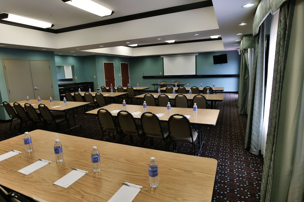 Hampton Inn & Suites Middlebury - photo 40