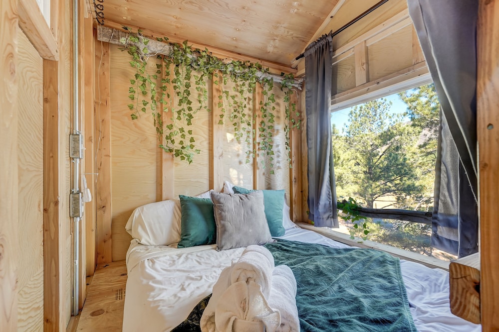Tree Fort Escape - carbon neutral hotel in Larkspur