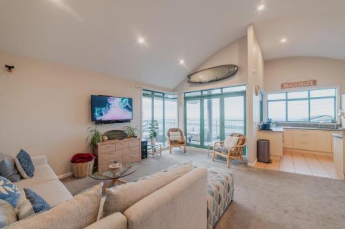 Elevated Ocean View Oasis 3BR 2 Bath Parking in Christchurch, New Zealand