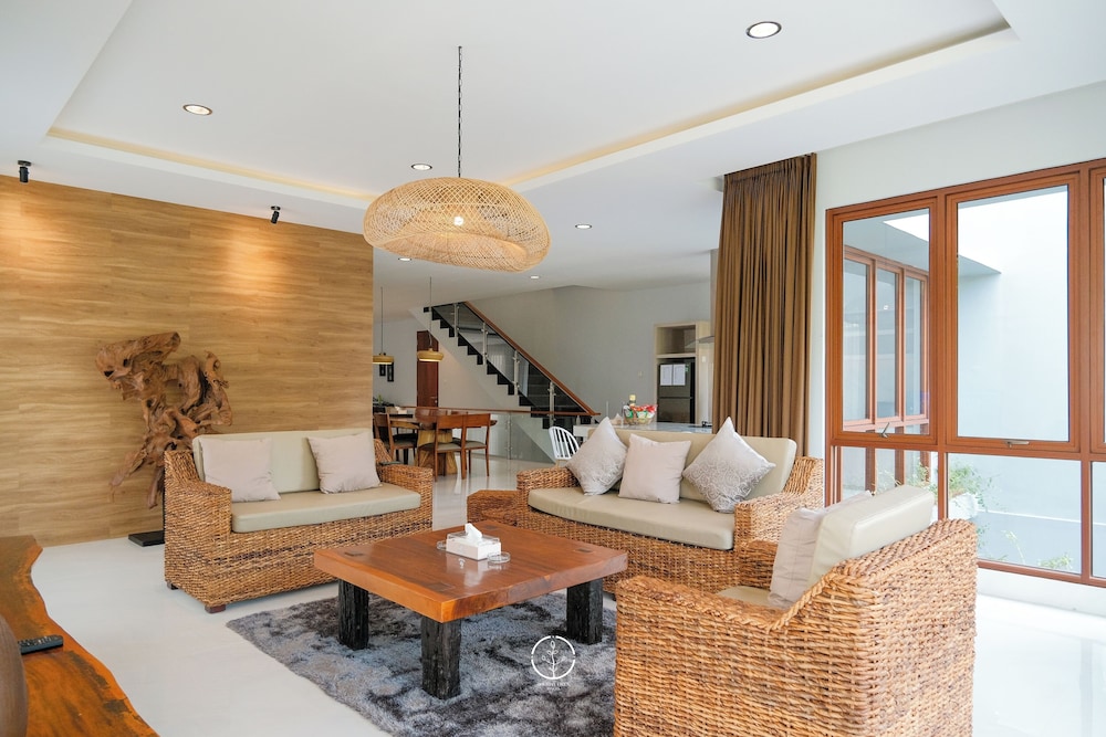 Atsuka Hill View Villa 8 bedrooms with a private heated swimming pool — 4-Star Luxury Hotel in Bandung, Indonesia