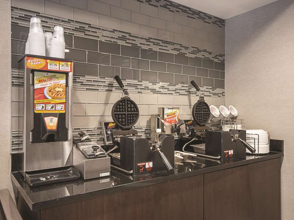 La Quinta Inn & Suites by Wyndham Hartford Bradley Airport - photo 38