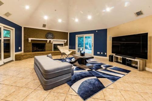 Huge 6 Bedroom with Pool Spa 85 Inch TV Game Room — 4-Star Luxury Hotel in Houston, United States