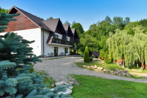Pensiune Agroturistică LA IZVOR — hotel in Manastirea Humorului