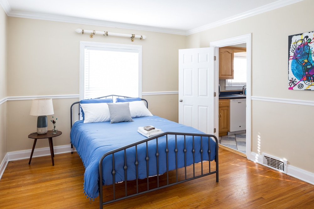 Spacious 6BR 2.5 Bath in Highlands - photo 9