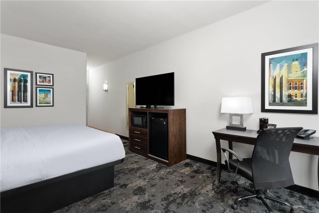La Quinta Inn & Suites by Wyndham Columbus Edinburgh - photo 19