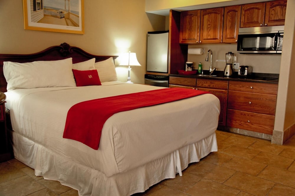 Lake Grassy Inn & Suites - photo 8
