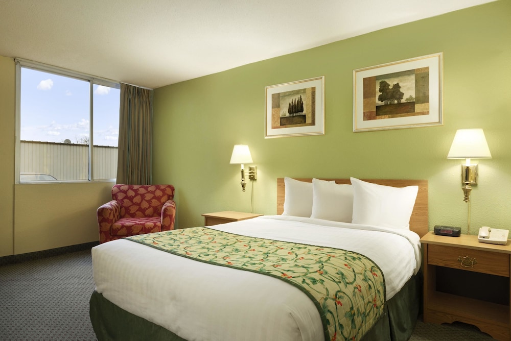 Travelodge by Wyndham Sturgis - photo 4