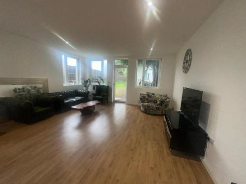 North London A spacious 7 bedroom house accommodating up to 18 people complete with own gym and table tennis — 4-Star Luxury Hotel in London, United Kingdom