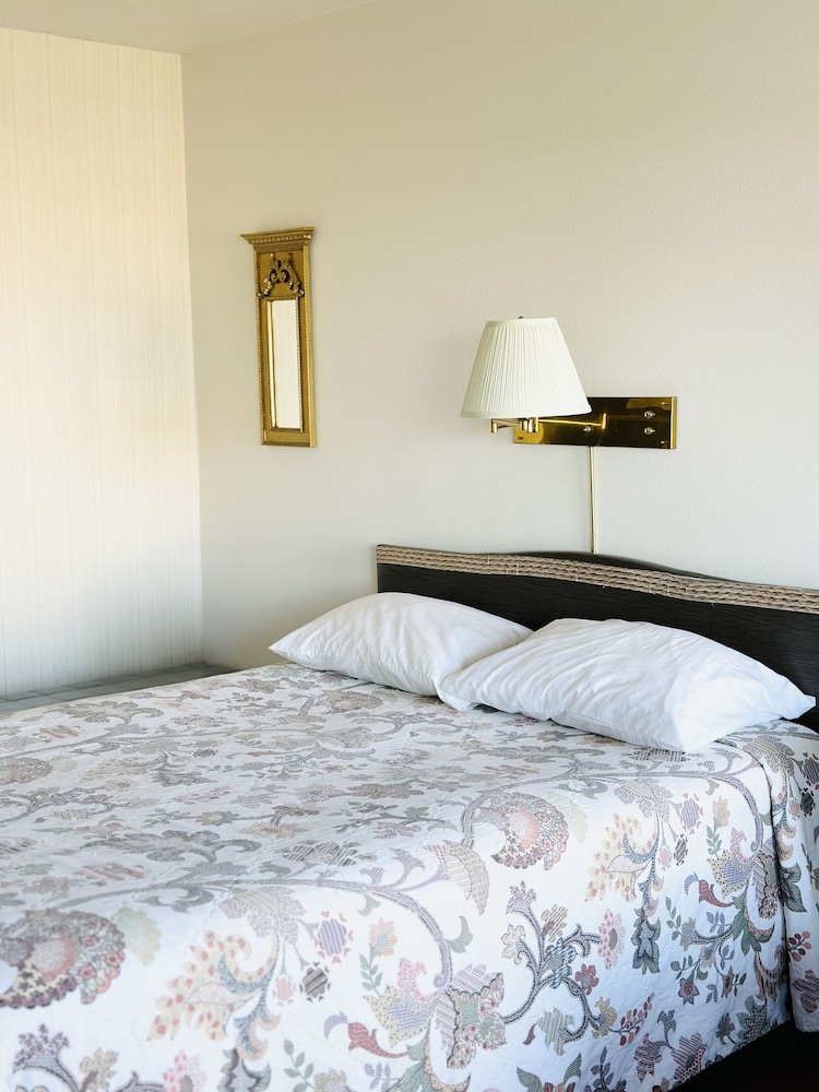 The Davenport Motel - photo 16