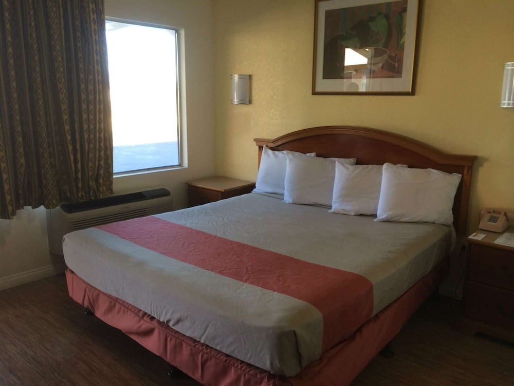Vagabond Inn Hemet - photo 5