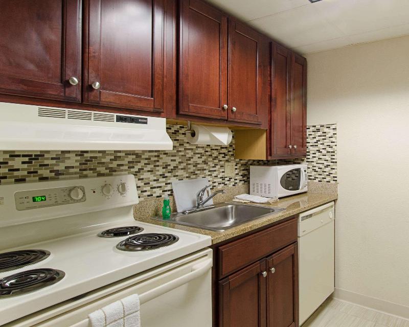 Quality Inn & Suites - photo 18