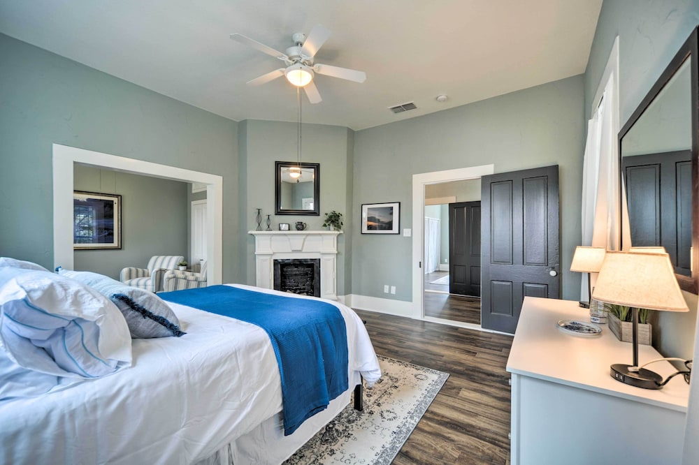 Spacious Abode Walk to Texas Heroes Square — hotel in Gonzales