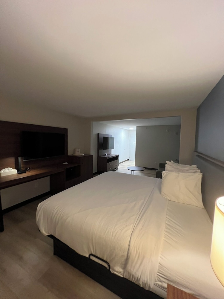 Wingate by Wyndham Dublin Near Claytor Lake State Park - photo 12