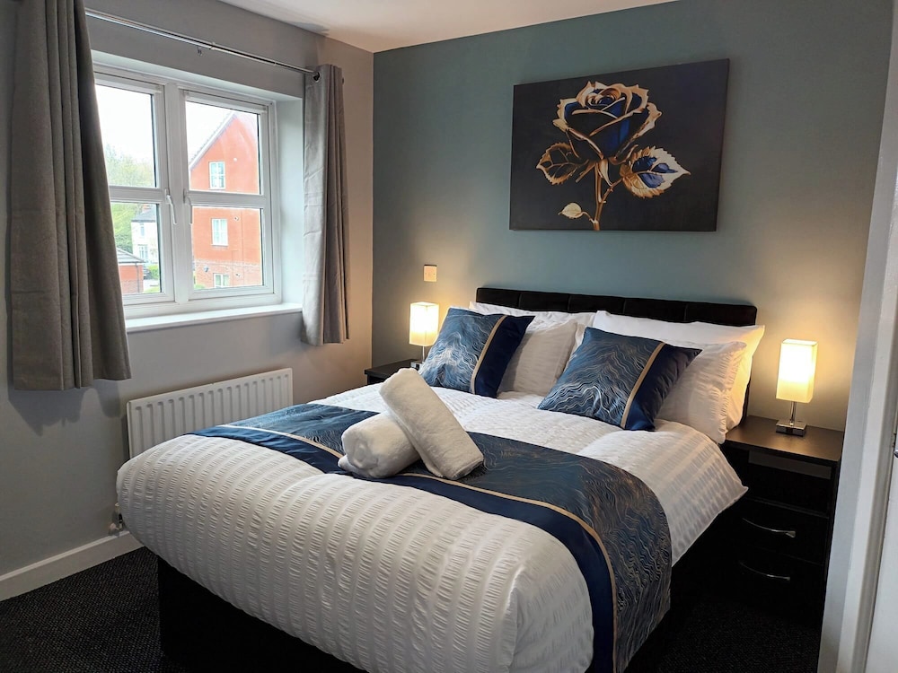 2 Bed House Sleeps 6 Parking Wifi 21971101 — Oldbury
