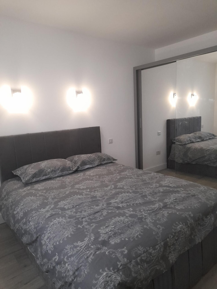 Apartment Sleeps up to 6 & Free Parking — 4-Star Luxury Hotel in London, United Kingdom