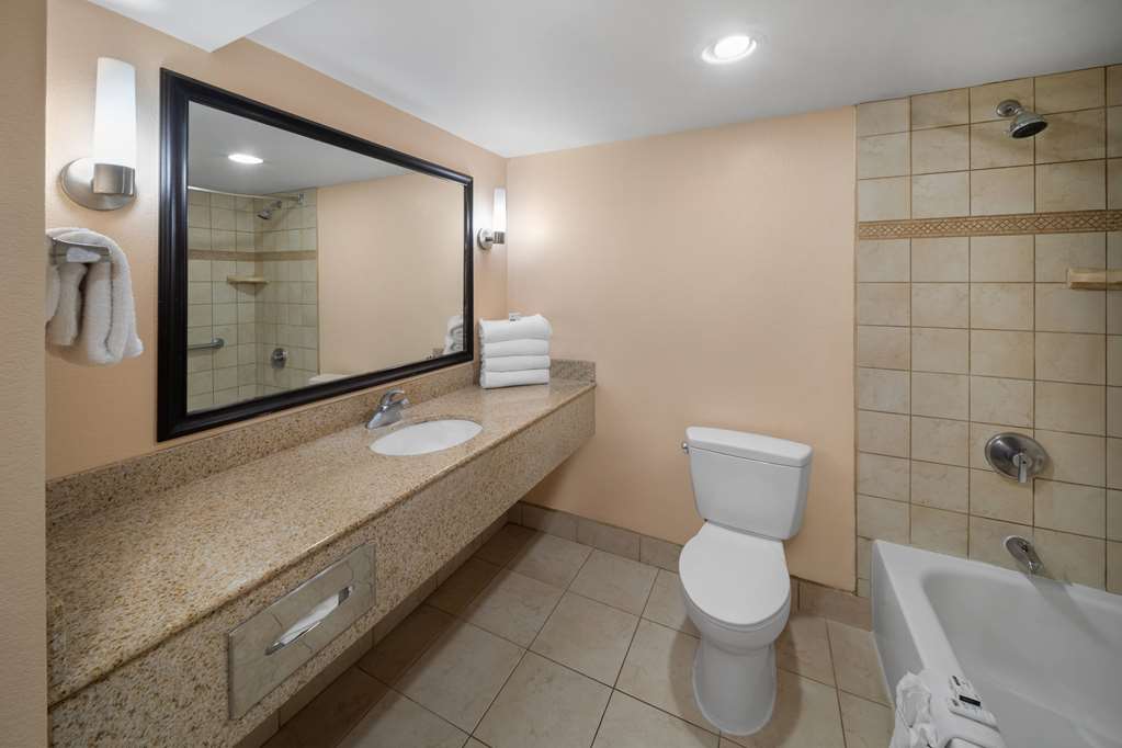 La Quinta Inn & Suites by Wyndham San Antonio Medical Ctr NW - photo 43